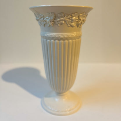 【Vintage】UK - 1930s Wedgwood Embossed Queen's Ware 'Trumpet' Footed Vase（21.5㎝）