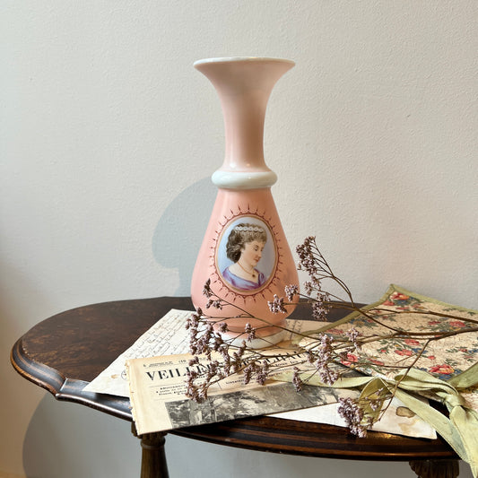 【Antique】France ‐ 1900s Milk Glass Lady's Vase