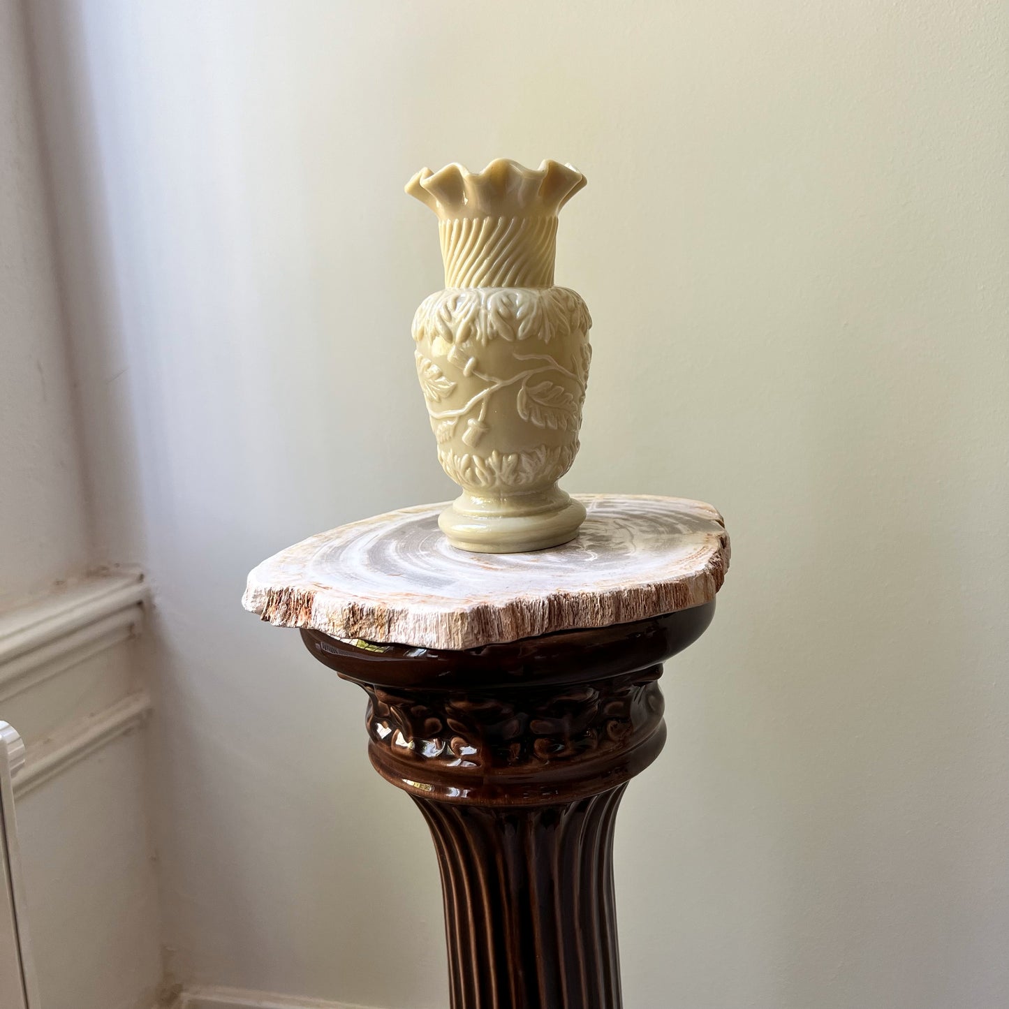 【Antique】France - 1920s Brown Milk Glass Flower Bud Motif Vase