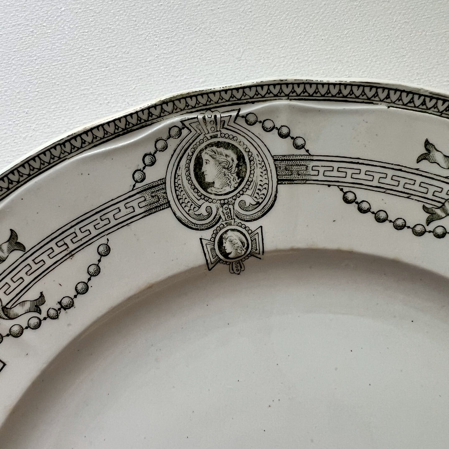 【Antique】France - 1920s "Médaillon" Saint Amand et hamage Plate