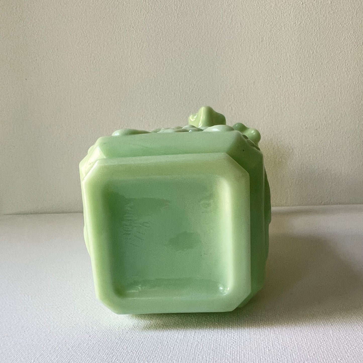 【Antique】France - 1914s Green Milk Glass Portieux "Carré" Vase