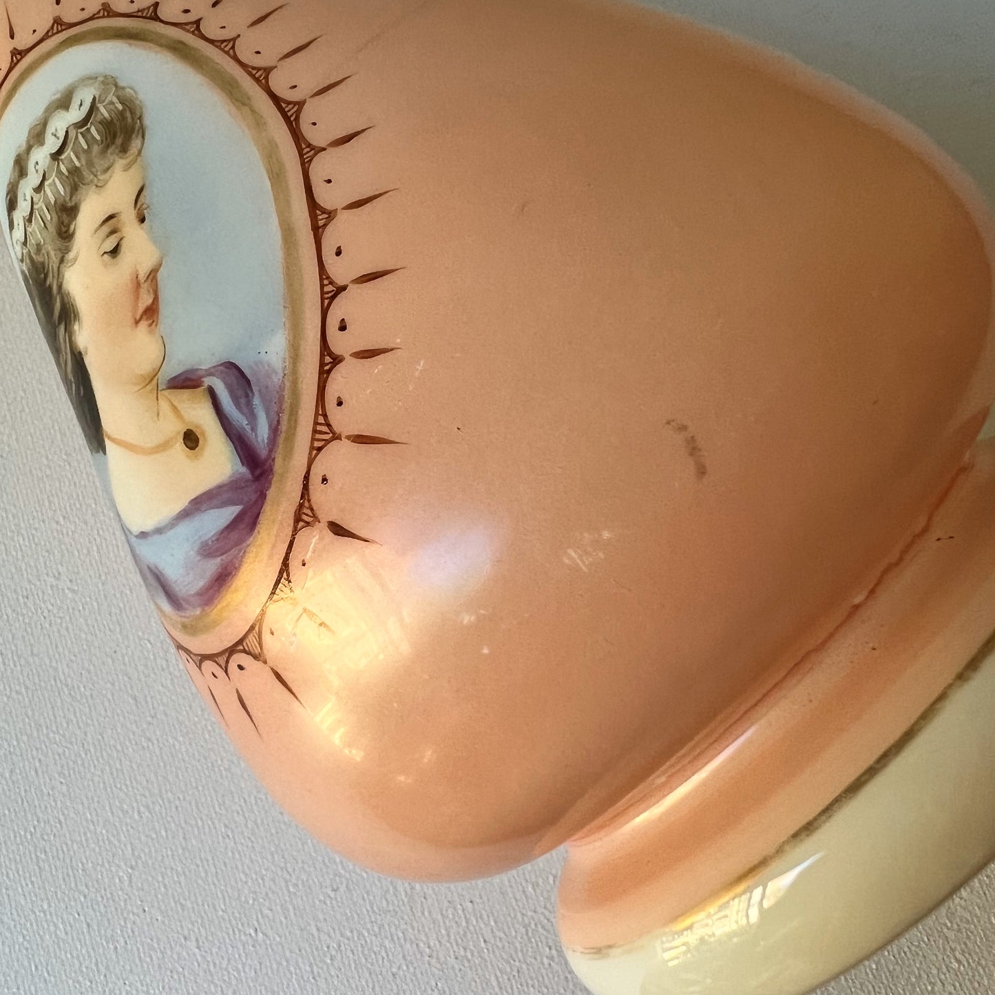 【Antique】France ‐ 1900s Milk Glass Lady's Vase