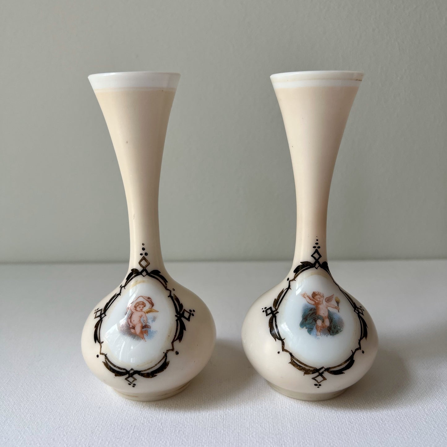 【Vintage】France - Painted White Milk Glass Angel Motif Vase（Set of 2）