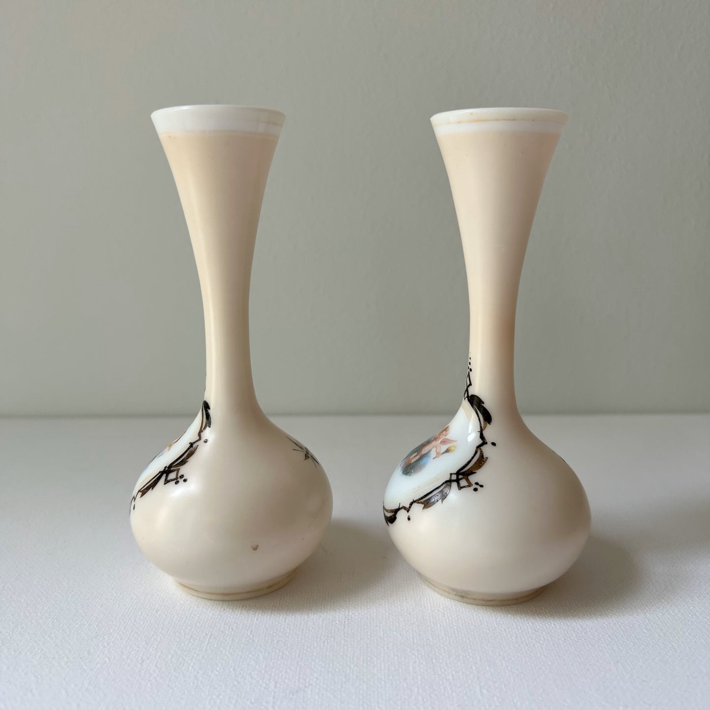 【Vintage】France - Painted White Milk Glass Angel Motif Vase（Set of 2）