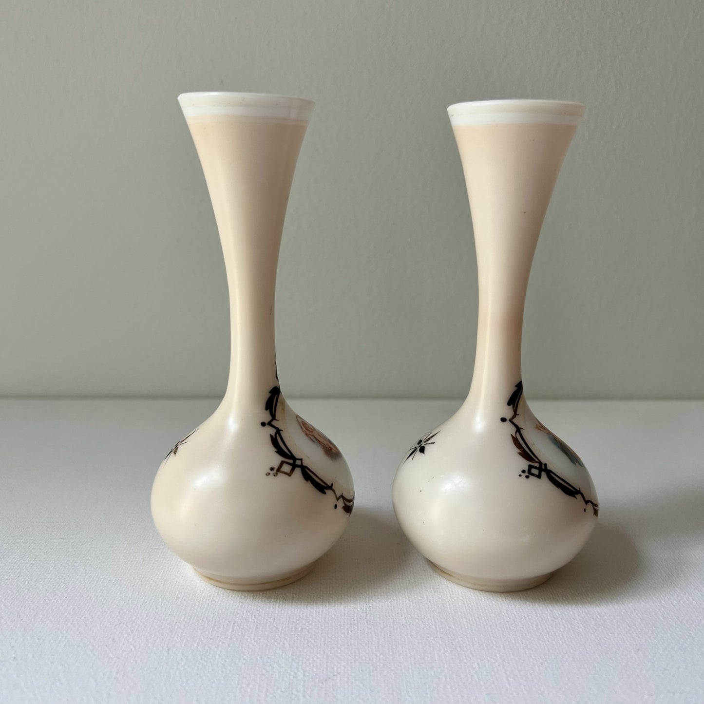 【Vintage】France - Painted White Milk Glass Angel Motif Vase（Set of 2）