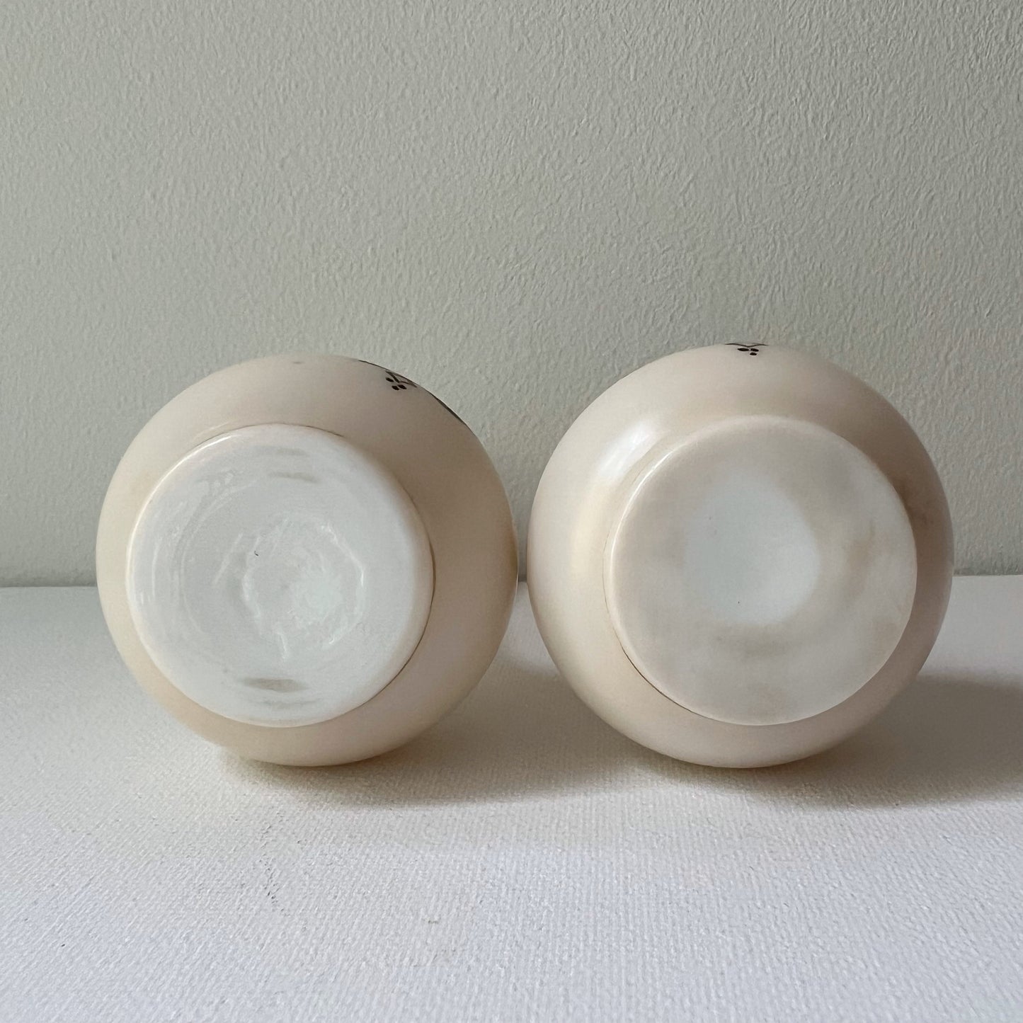 【Vintage】France - Painted White Milk Glass Angel Motif Vase（Set of 2）