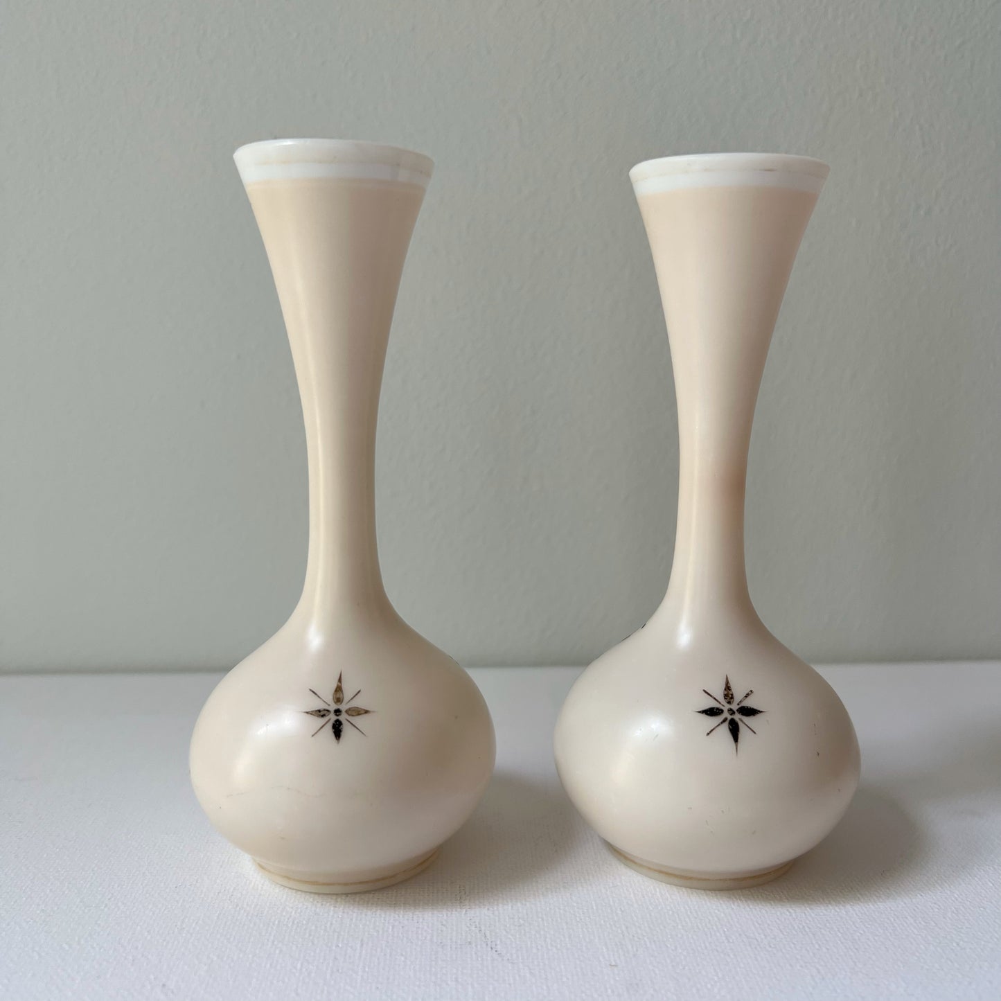 【Vintage】France - Painted White Milk Glass Angel Motif Vase（Set of 2）