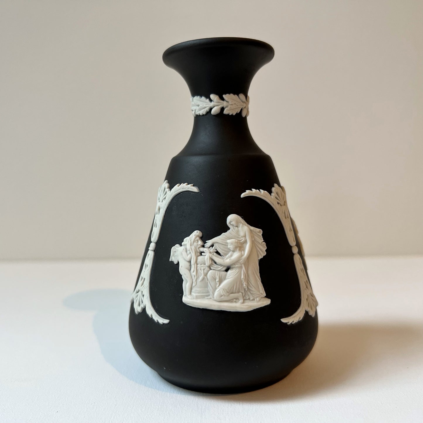 【Vintage】England - Wedgwood 1960s Jasperware Bud vase “Offering to Cupid”