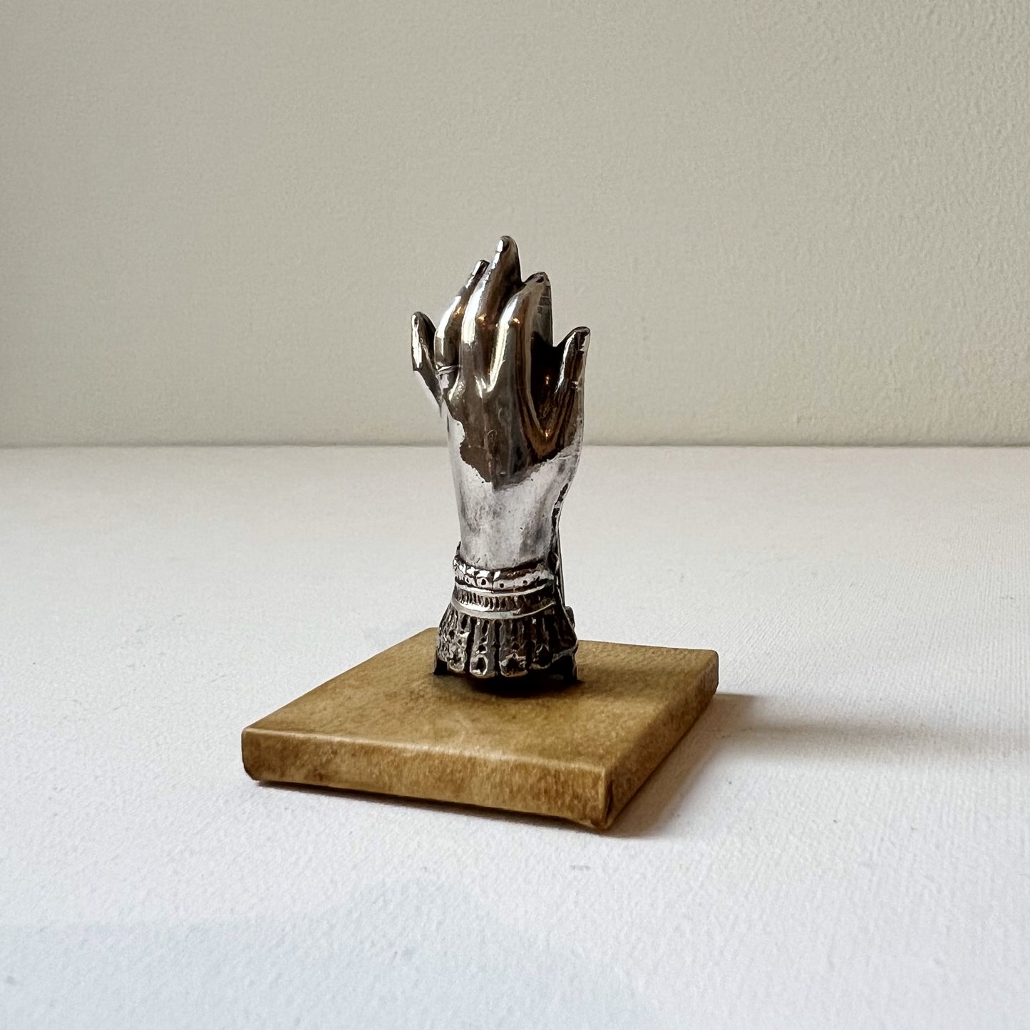 【Antique】France - 1900s Hand Motif Paper Clip（Leather Pedestal）