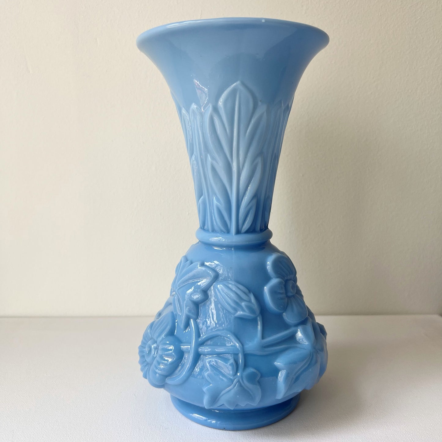 【Antique】France - Saint-Louis 1870s Blue Milk Glass Leaves and Garlands Vase