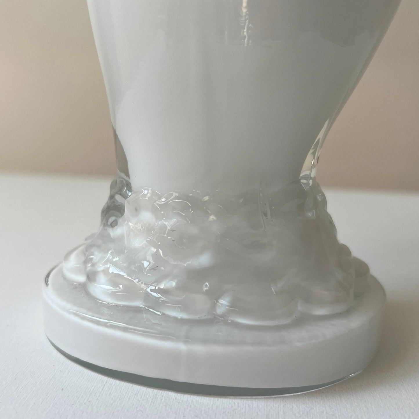 【Vintage】France - 1950s White Glass Hand Motif Vase