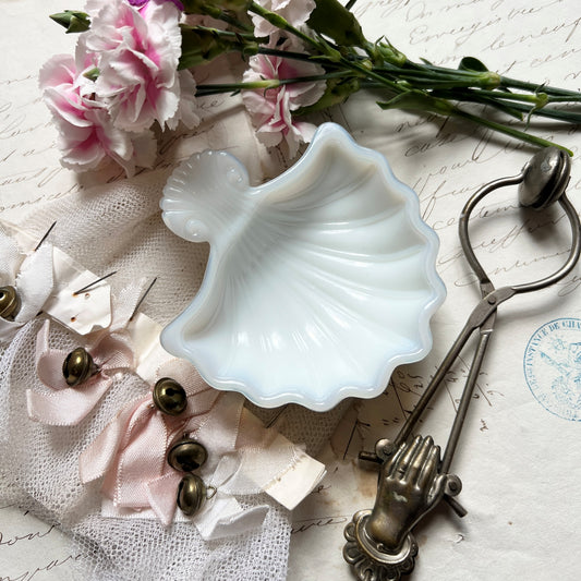 【Vintage】US - 1970-80s Avon Milk Glass  Shell Tray