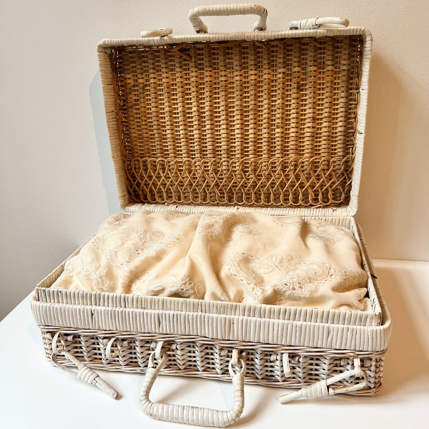 【Vintage】Germany - 1960s Picnic Basket with Cushion