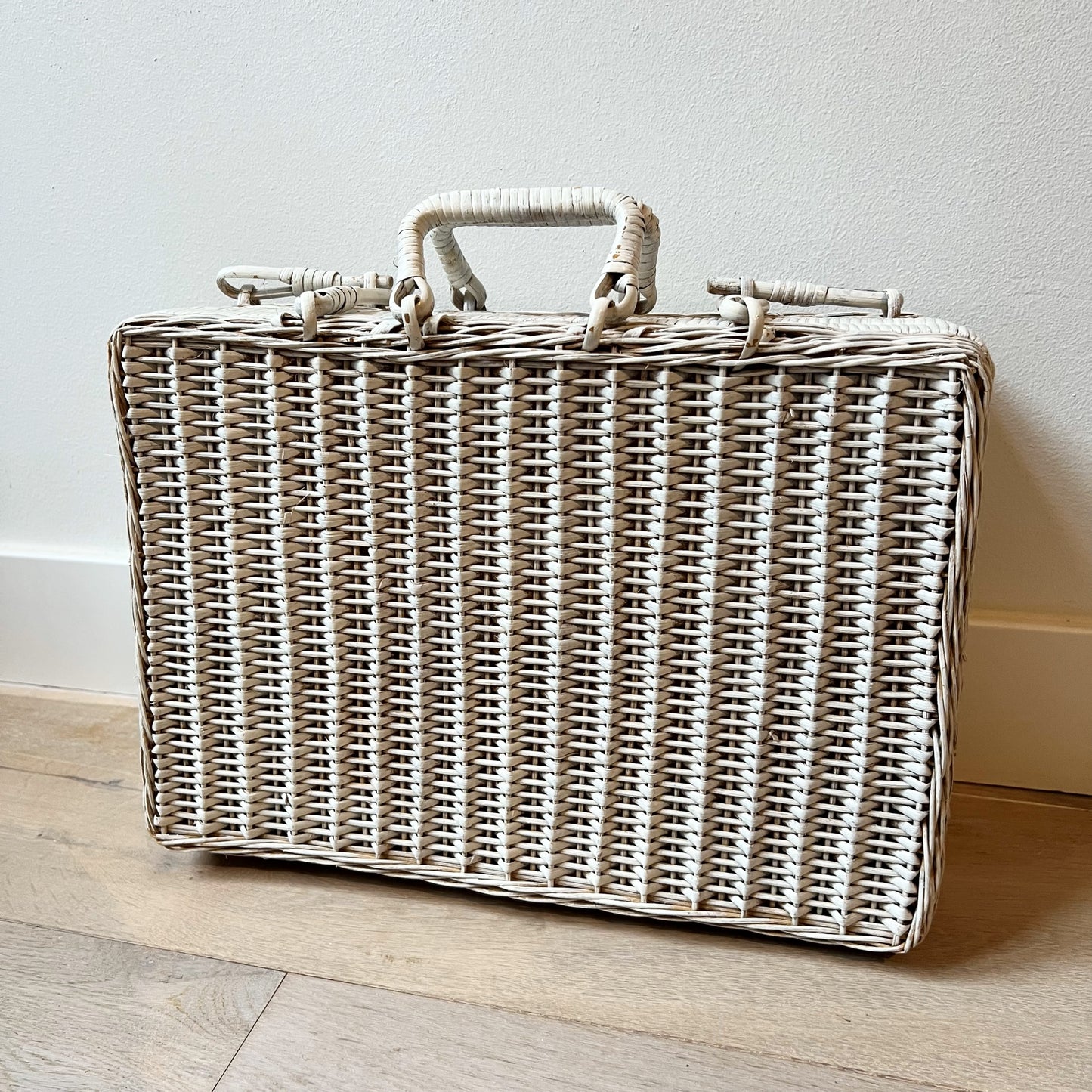 【Vintage】Germany - 1960s Picnic Basket with Cushion