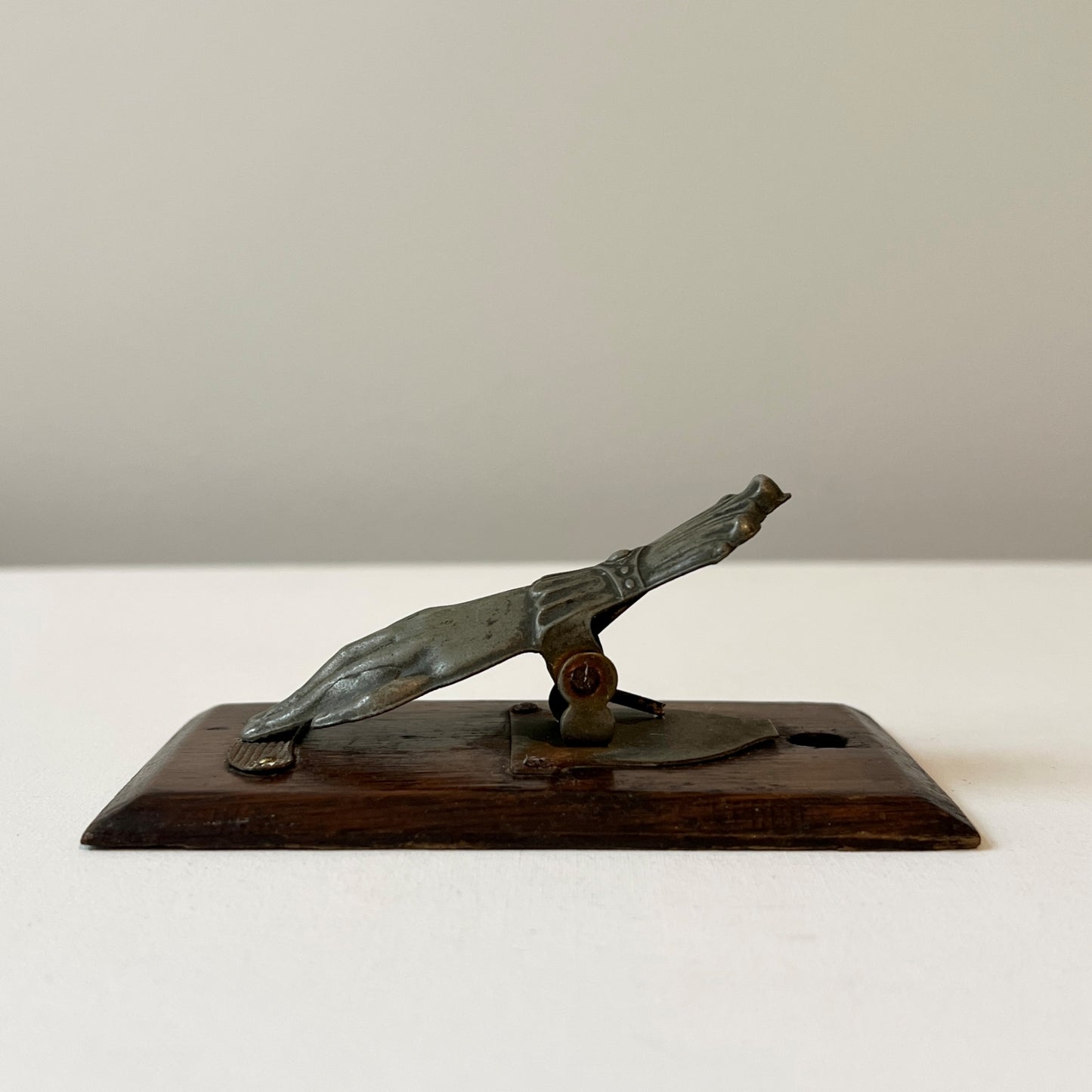 【Antique】UK ‐ 1880s Victorian Hand Clip with Wooden Stand