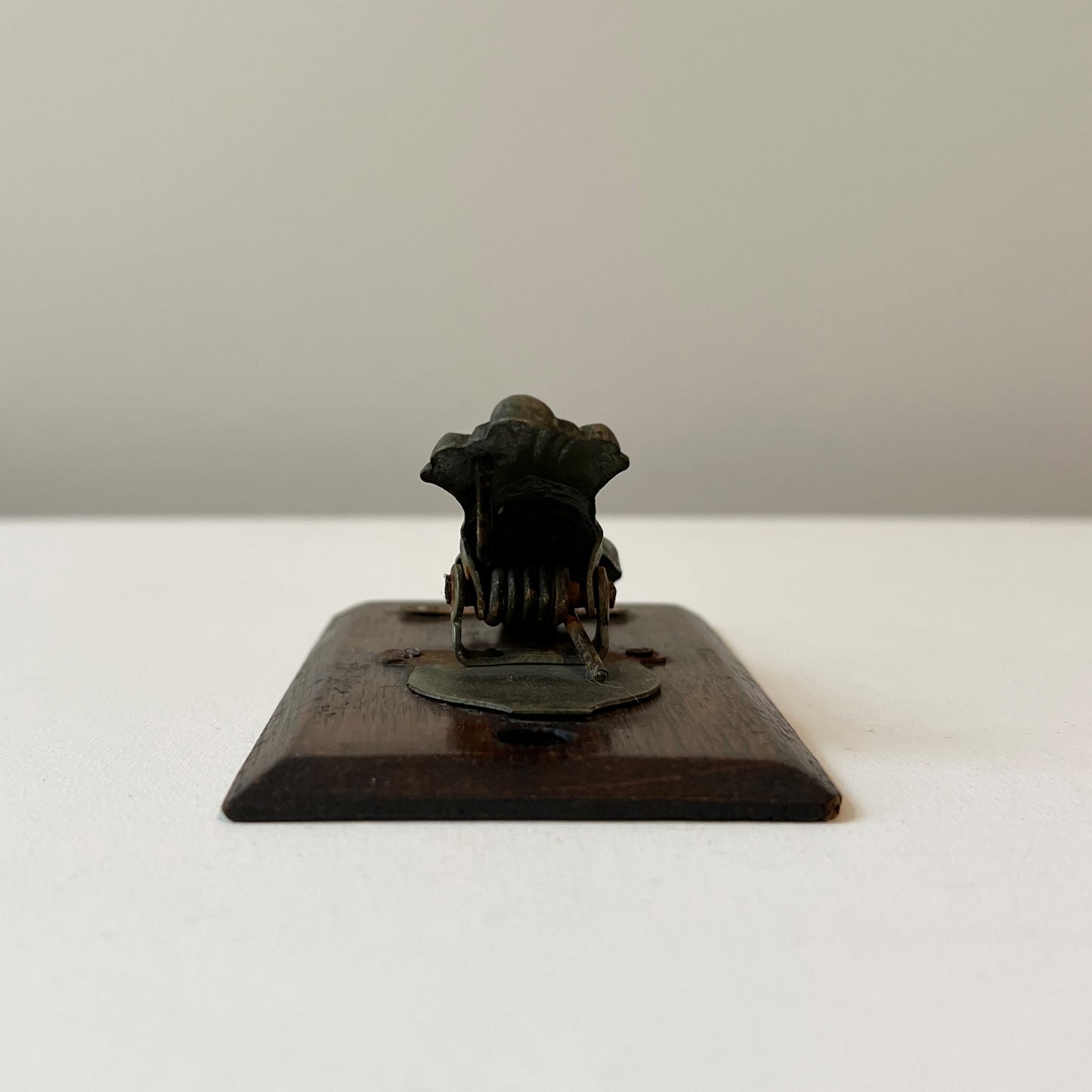 【Antique】UK ‐ 1880s Victorian Hand Clip with Wooden Stand