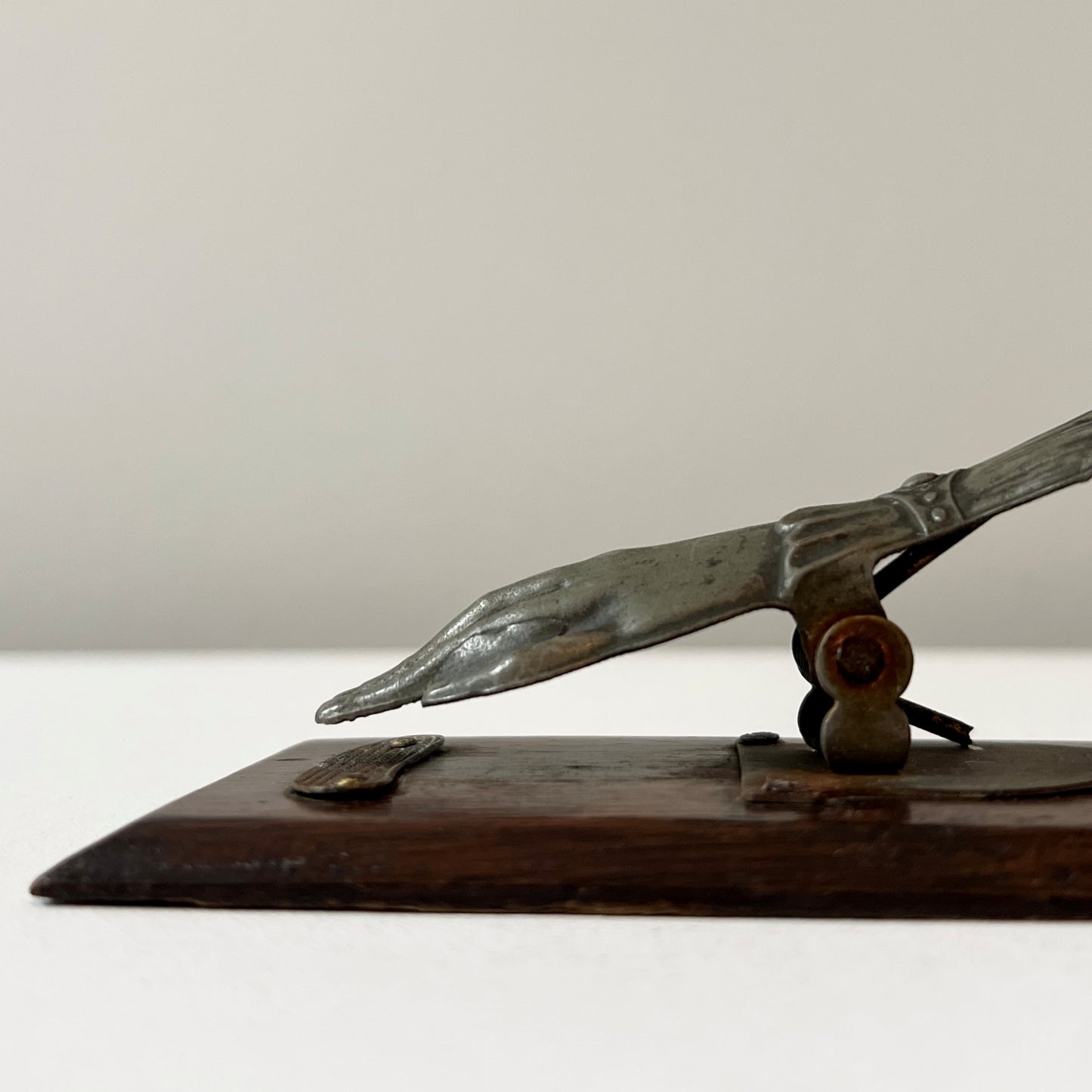 【Antique】UK ‐ 1880s Victorian Hand Clip with Wooden Stand