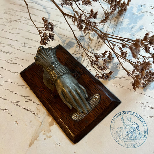 【Antique】UK ‐ 1880s Victorian Hand Clip with Wooden Stand