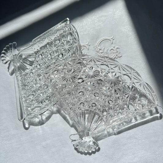 【Vintage】US - 1970s Avon Fan-Shaped Pressed Glass Dish