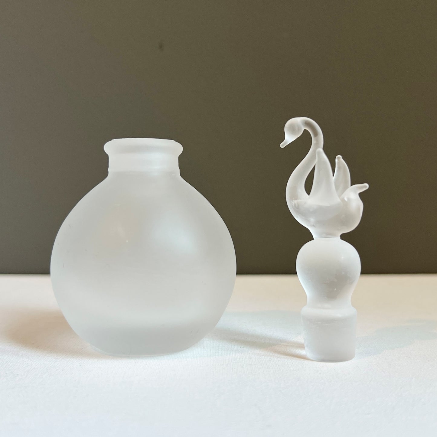 【Vintage】 UK ‐ 1960-70s Frosted Glass Swan Perfume Bottle