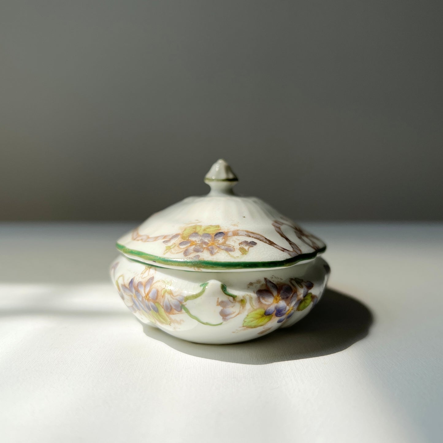 【Vintage】UK ‐ 1950-60s Ribbon Motif Trinket Box