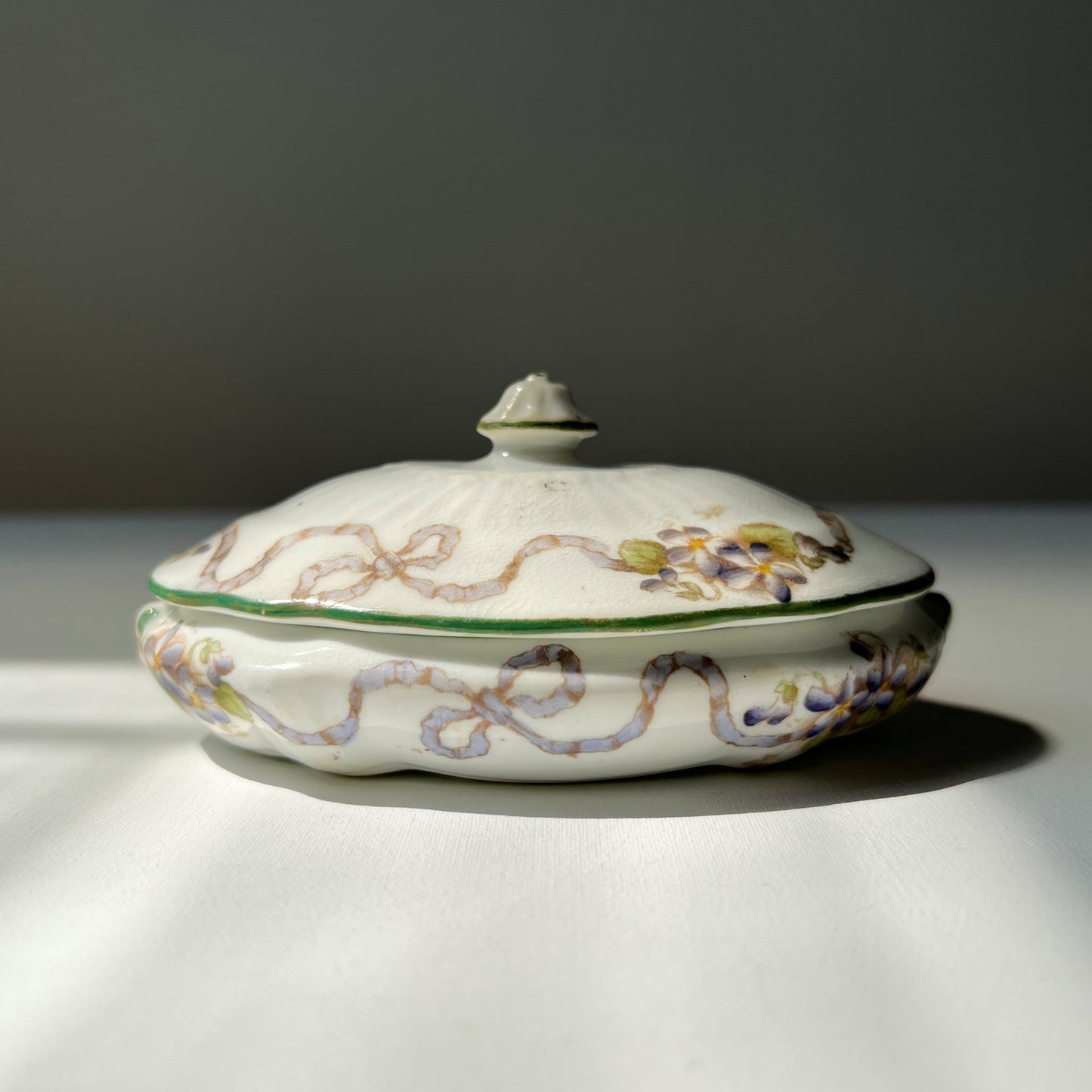 【Vintage】UK ‐ 1950-60s Ribbon Motif Trinket Box