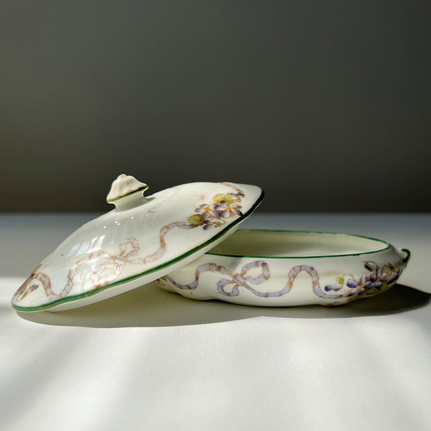 【Vintage】UK ‐ 1950-60s Ribbon Motif Trinket Box