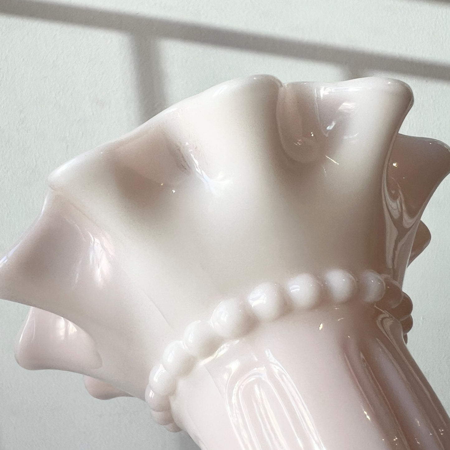 【Vintage】France ‐1950s Pink Milk Glass Hand