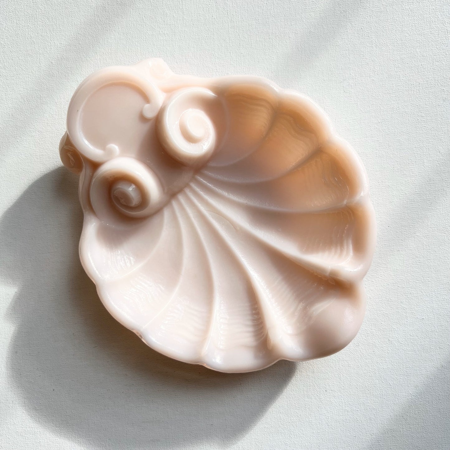 【Vintage】France - 1950s Pink Milk Glass Shell Tray
