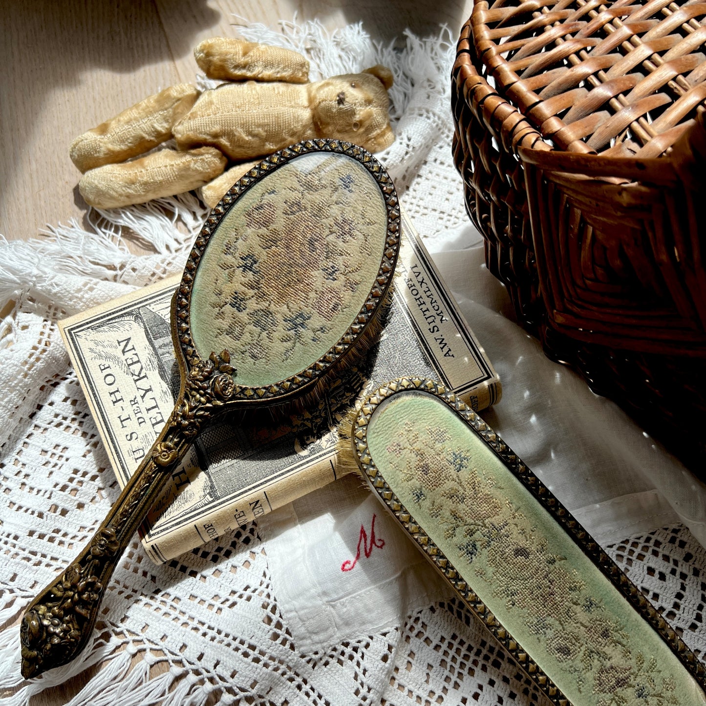 【Vintage】UK ‐ 1940s Petit Point Dressing Brush Set