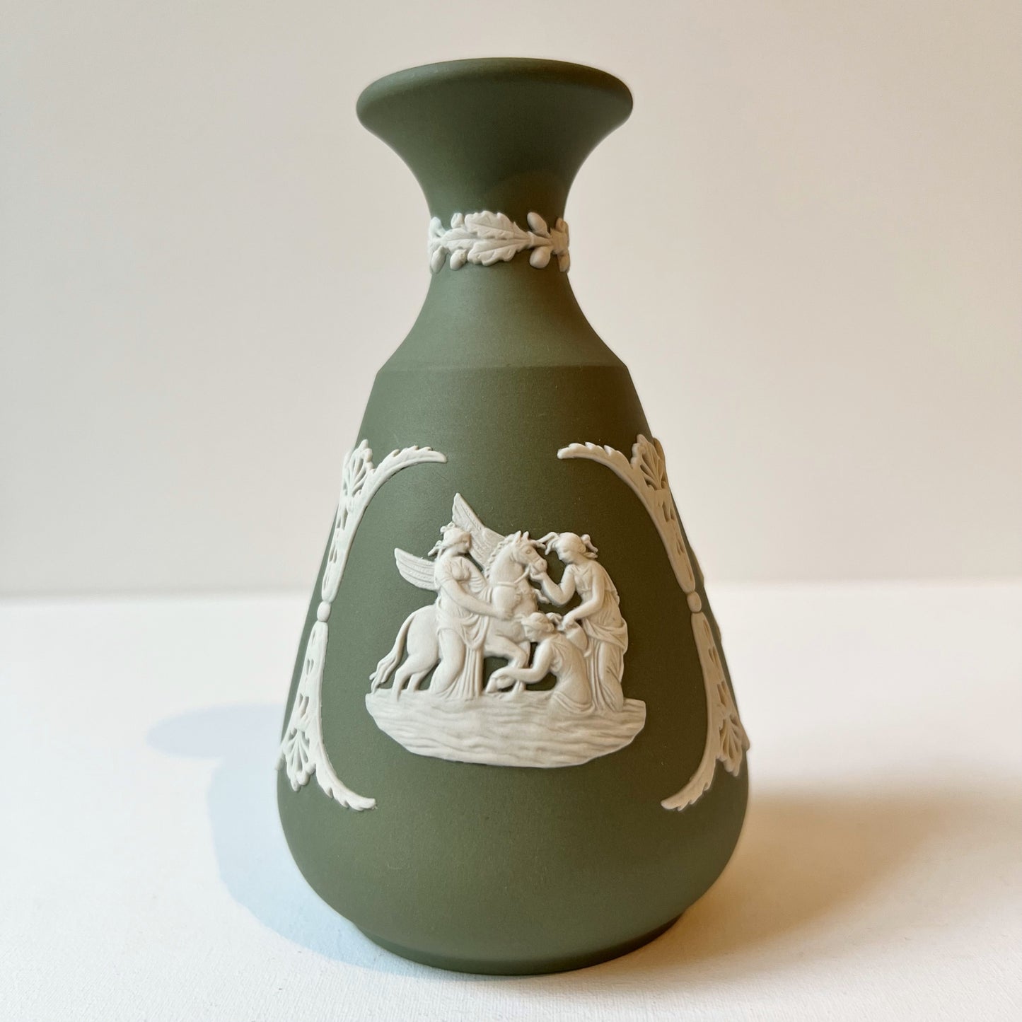 【Vintage】UK - Wedgwood 1960s Jasperware Bud vase “Offering to Cupid”（Green）