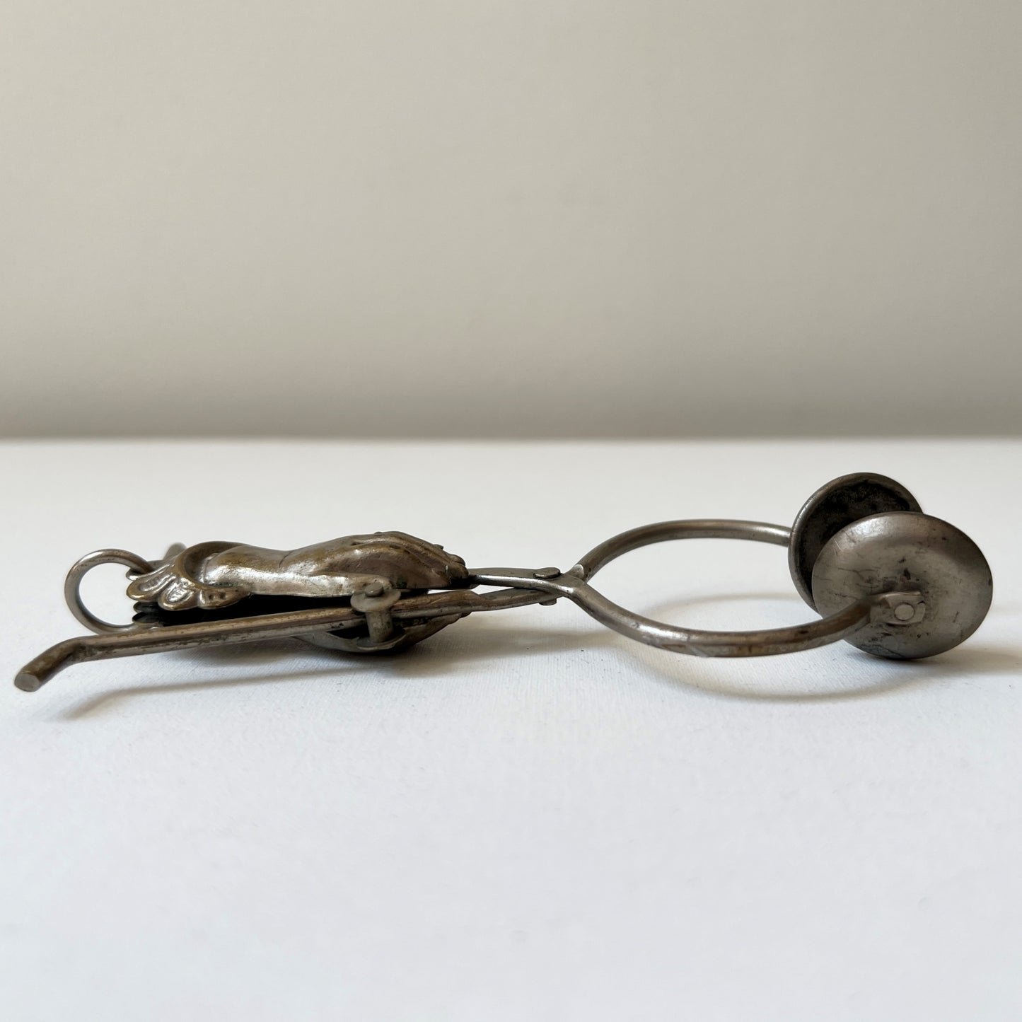 【Antique】UK ‐ 1880s Victorian Hand Motif Skirt Lifter《Rare》